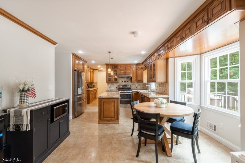2 Hemlock Ln