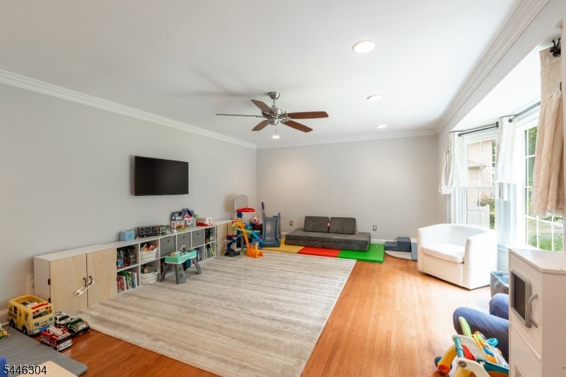 2 Hemlock Ln