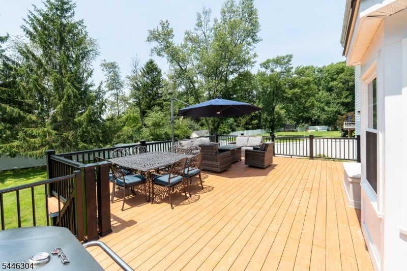 2 Hemlock Ln