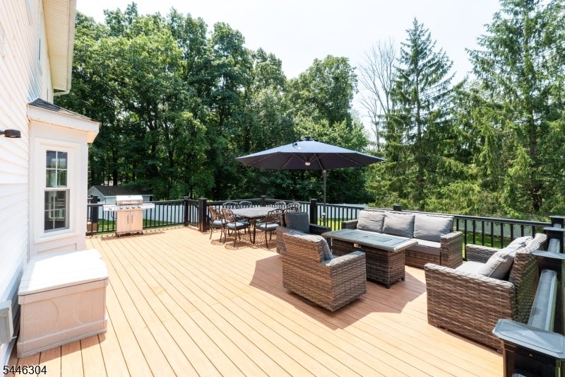 2 Hemlock Ln