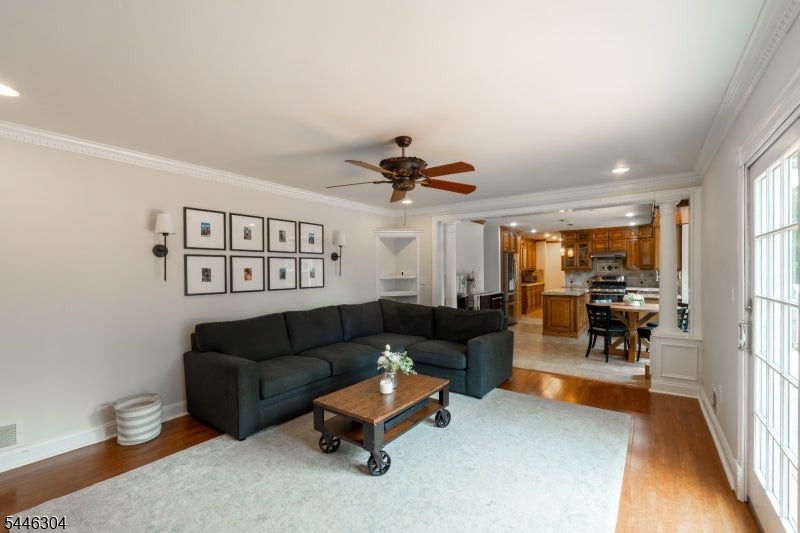 2 Hemlock Ln