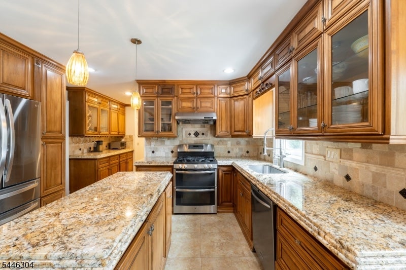 2 Hemlock Ln