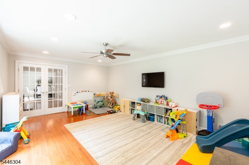 2 Hemlock Ln