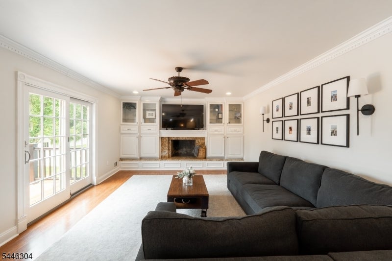 2 Hemlock Ln