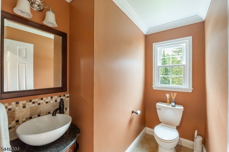 2 Hemlock Ln