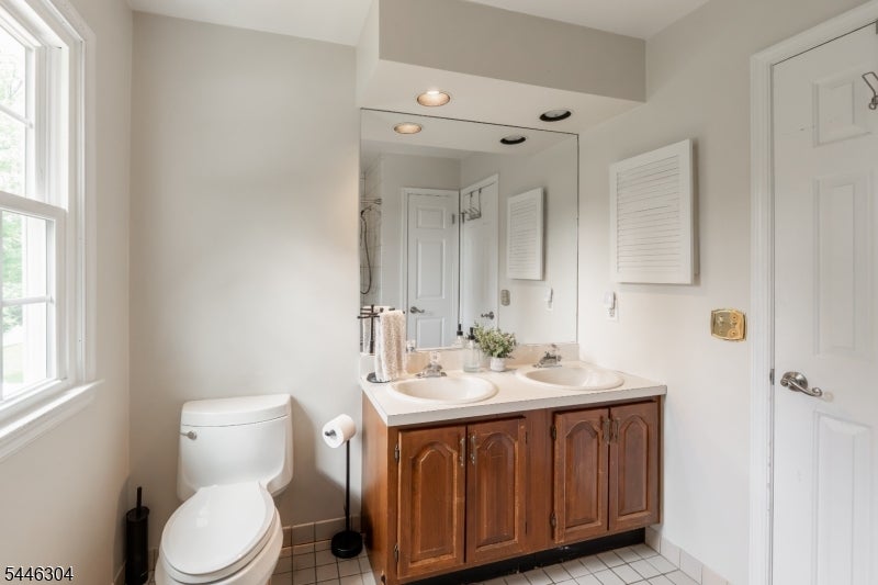 2 Hemlock Ln