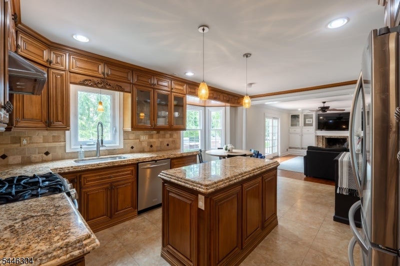 2 Hemlock Ln