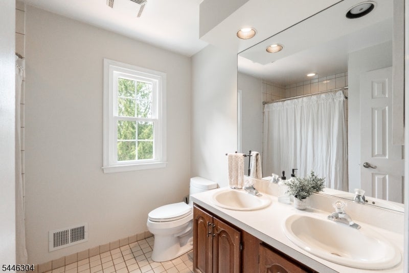 2 Hemlock Ln