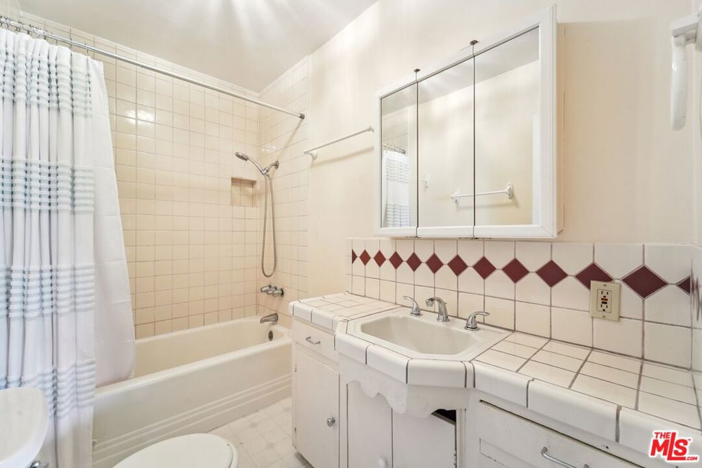 2605 S Bentley Avenue