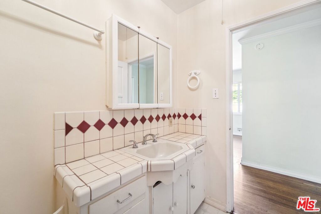 2605 S Bentley Avenue