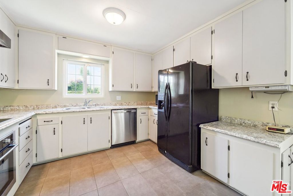 2605 S Bentley Avenue