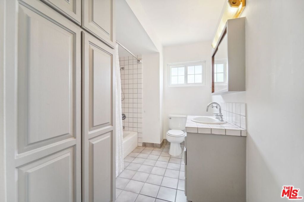 2605 S Bentley Avenue