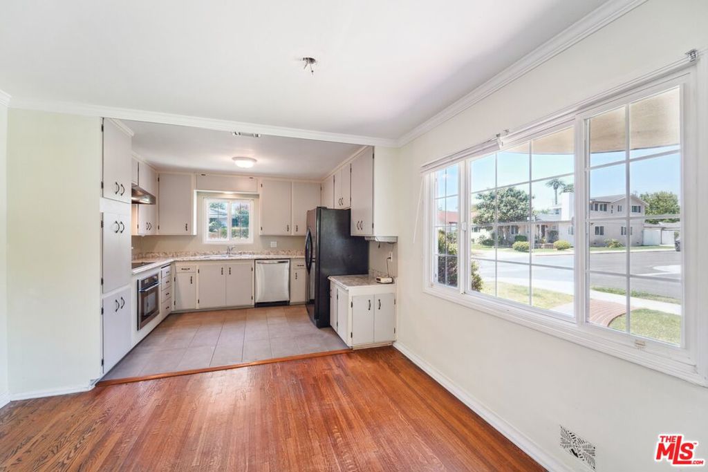 2605 S Bentley Avenue