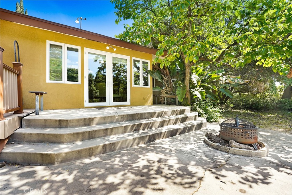 214 W Le Roy Avenue
