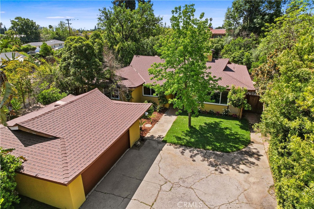 214 W Le Roy Avenue