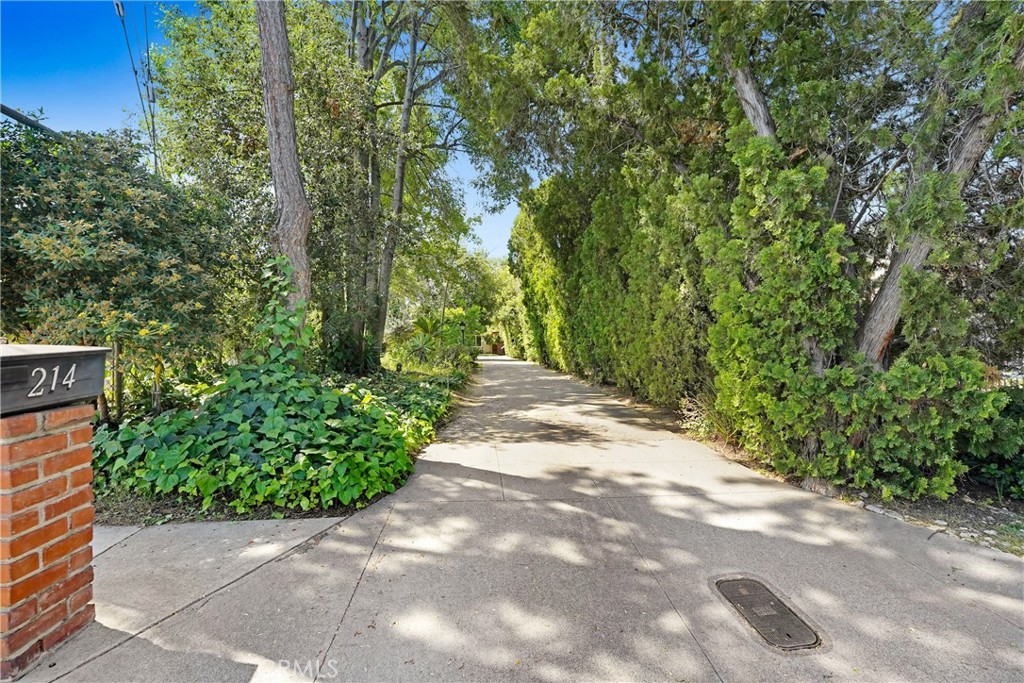214 W Le Roy Avenue