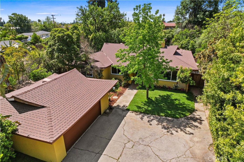 214 W Le Roy Avenue