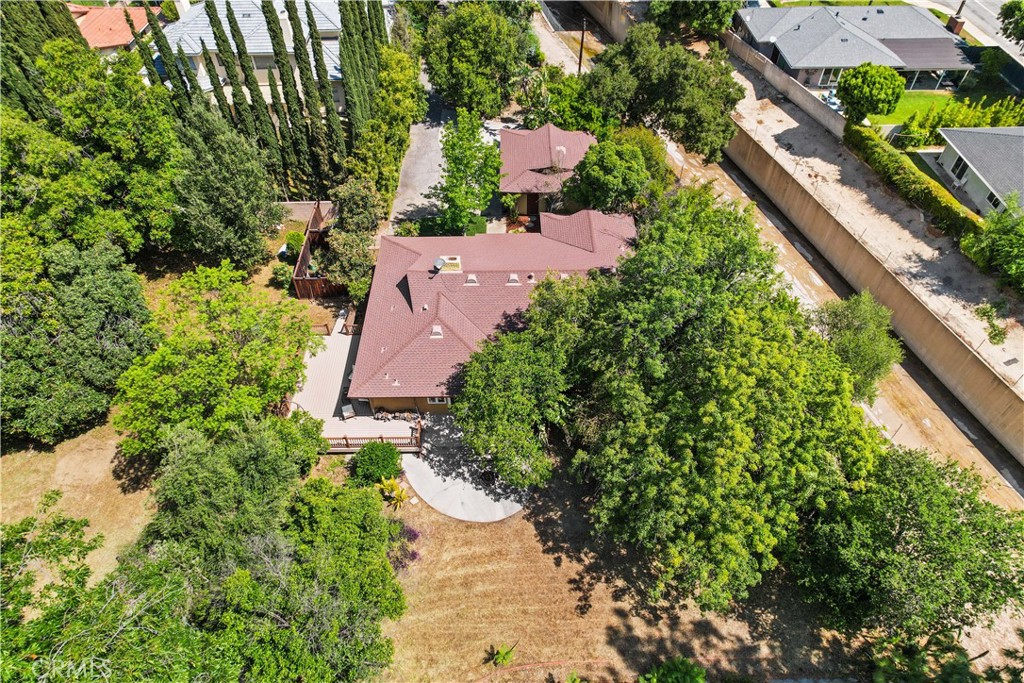 214 W Le Roy Avenue