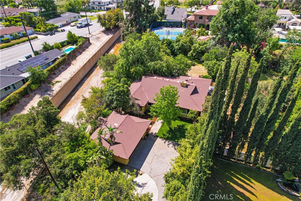 214 W Le Roy Avenue