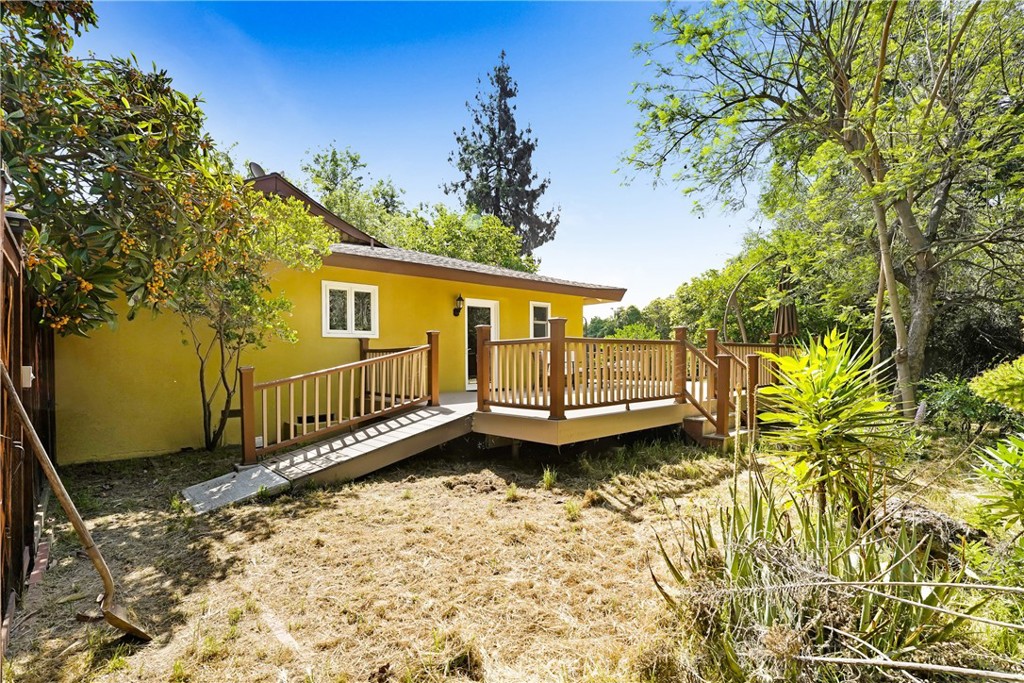 214 W Le Roy Avenue