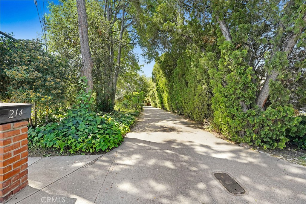 214 W Le Roy Avenue