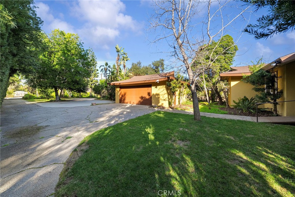 214 W Le Roy Avenue
