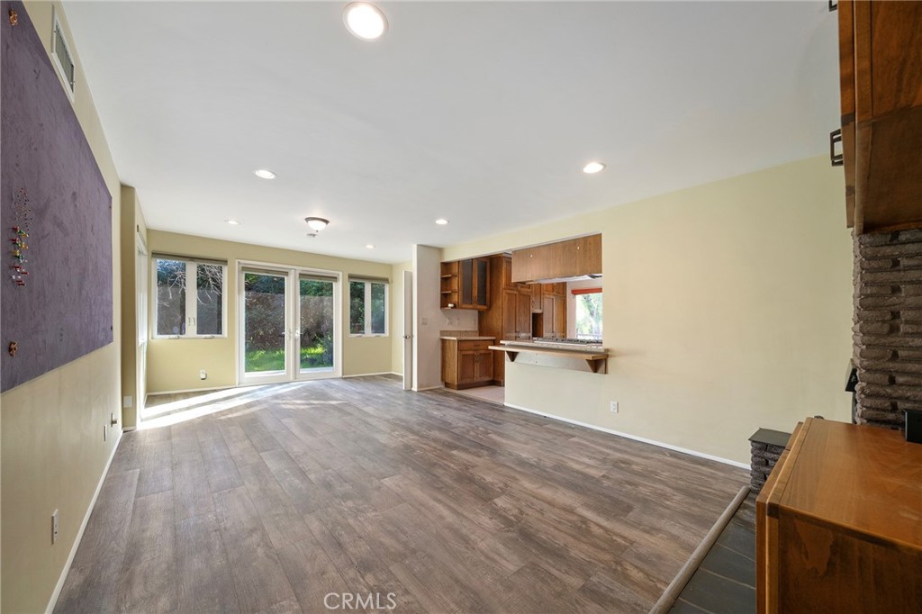 214 W Le Roy Avenue