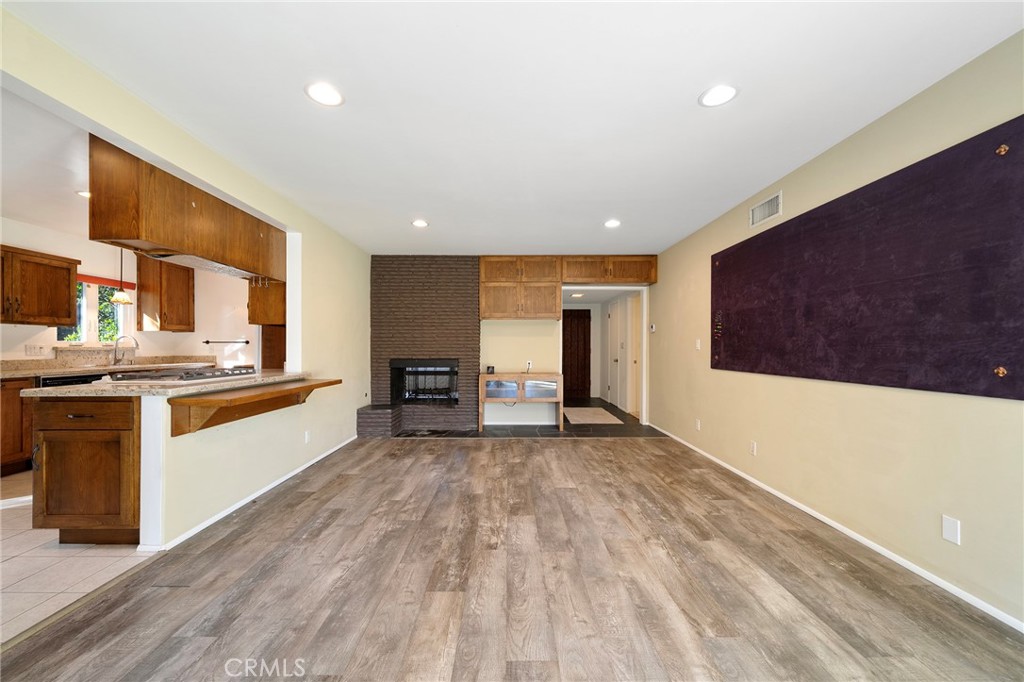 214 W Le Roy Avenue
