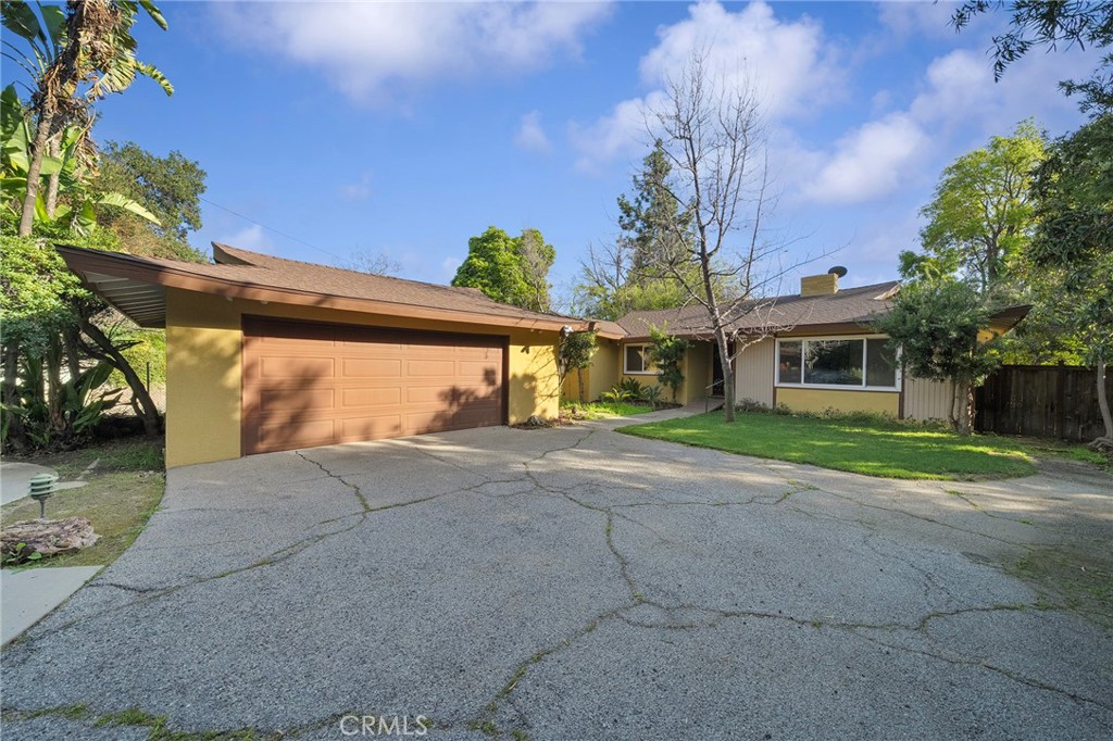 214 W Le Roy Avenue