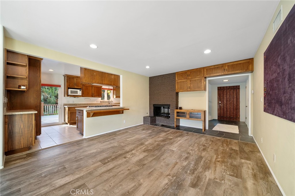 214 W Le Roy Avenue