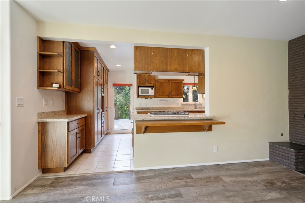 214 W Le Roy Avenue