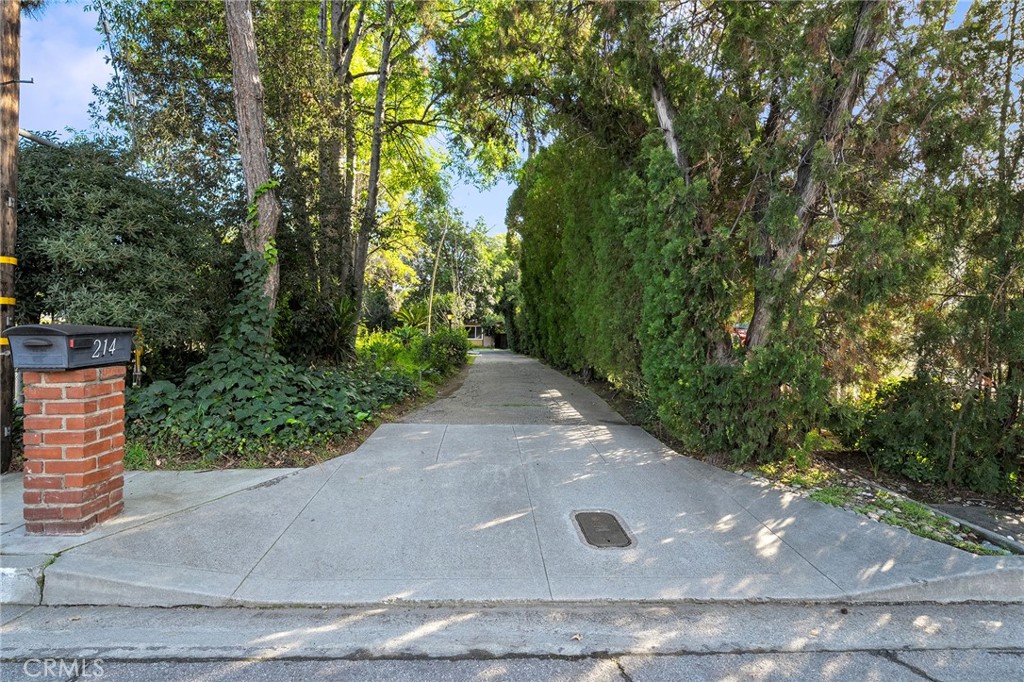 214 W Le Roy Avenue