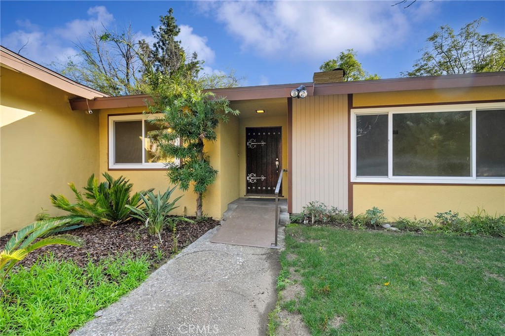 214 W Le Roy Avenue