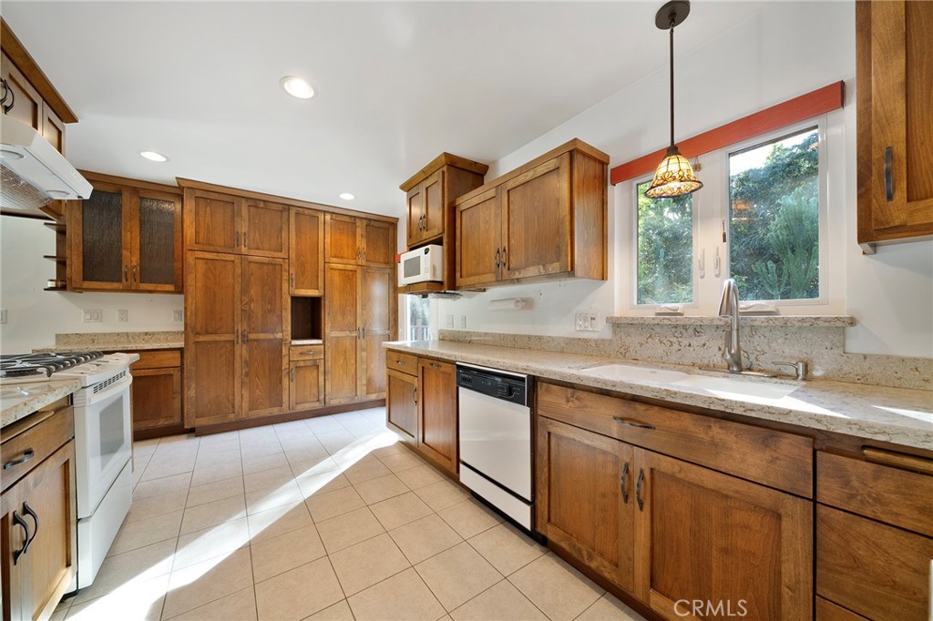 214 W Le Roy Avenue