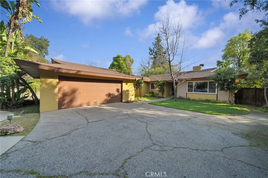 214 W Le Roy Avenue