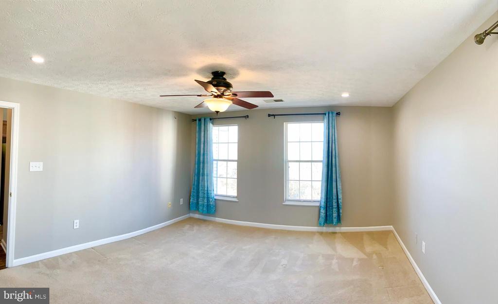901 BLUE LEAF COURT 3C