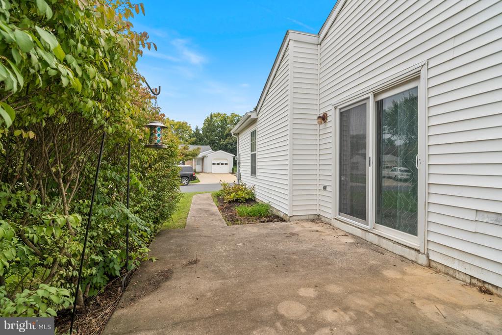 5682 BARBERRY COURT