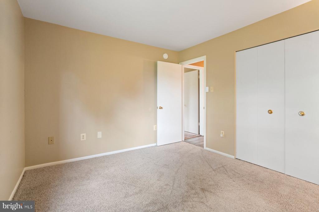 5682 BARBERRY COURT