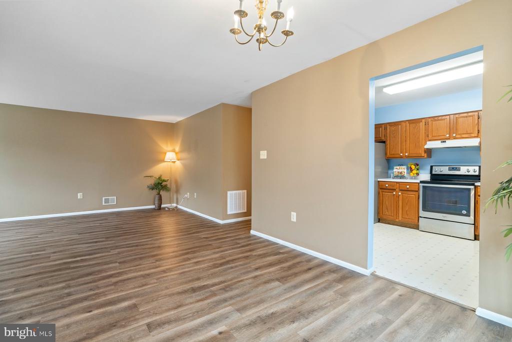 5682 BARBERRY COURT