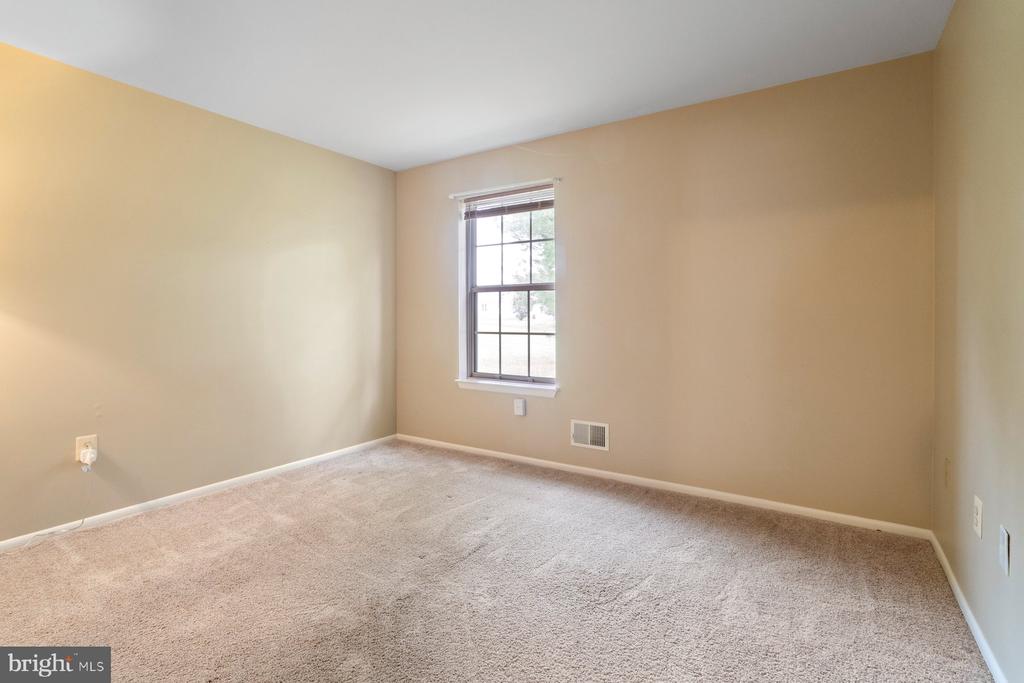 5682 BARBERRY COURT