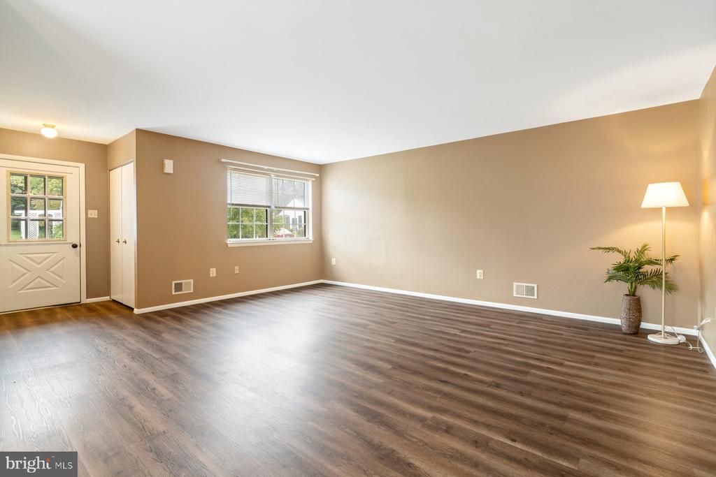 5682 BARBERRY COURT