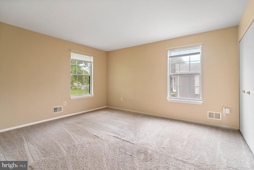 5682 BARBERRY COURT