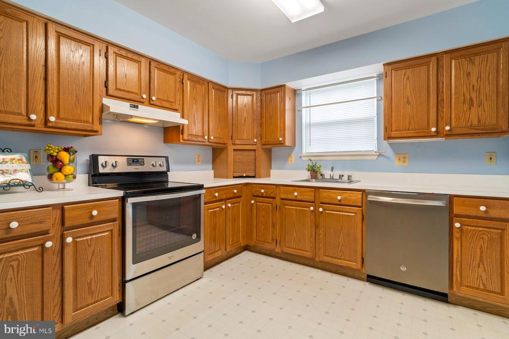 5682 BARBERRY COURT