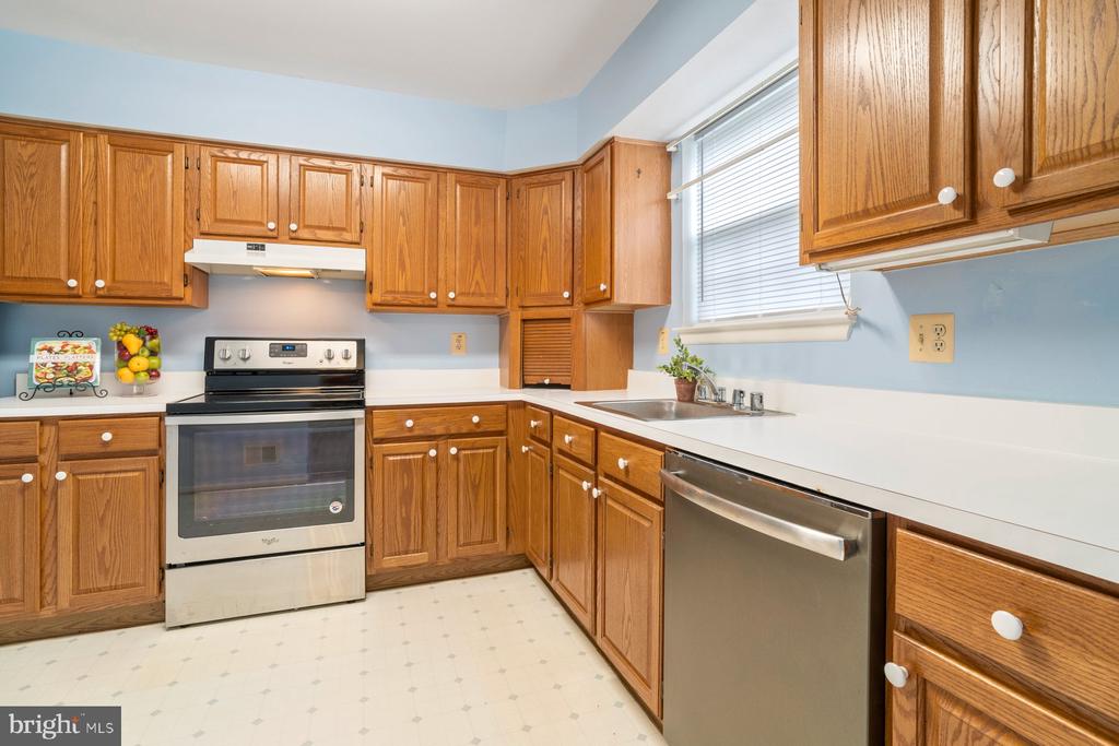 5682 BARBERRY COURT