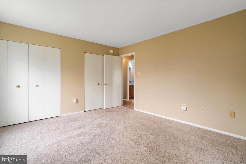5682 BARBERRY COURT