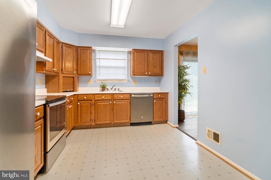 5682 BARBERRY COURT