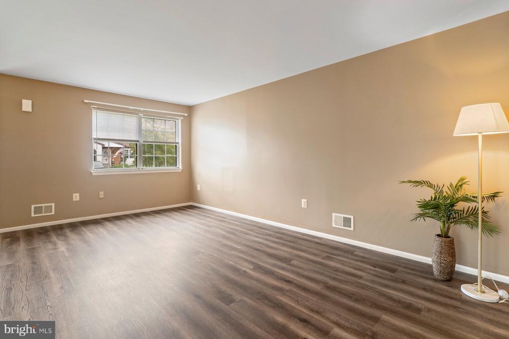 5682 BARBERRY COURT