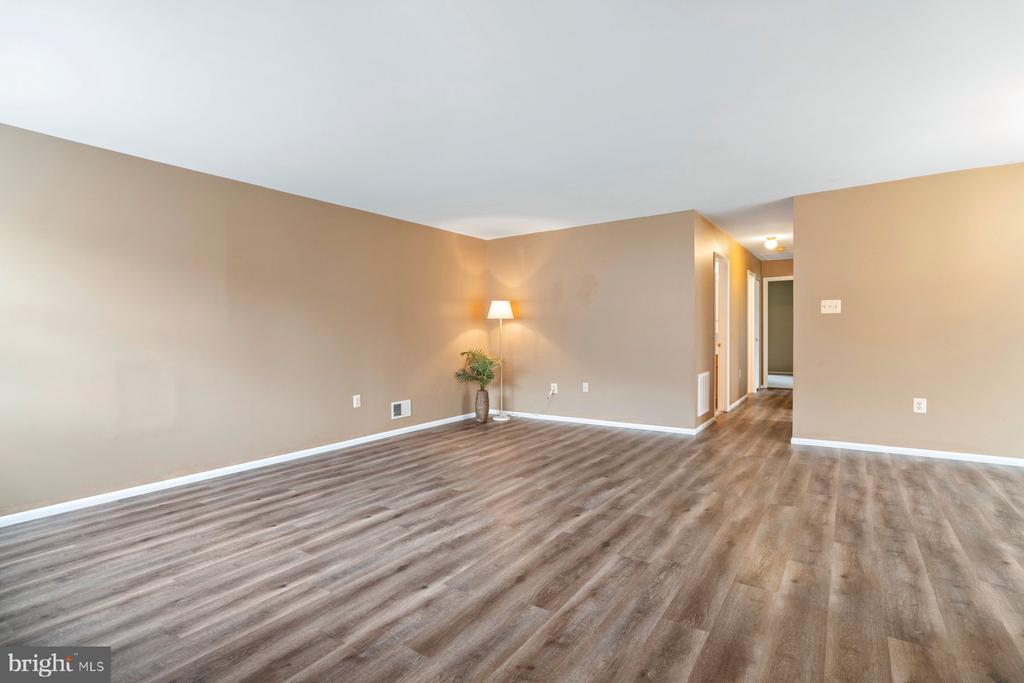 5682 BARBERRY COURT