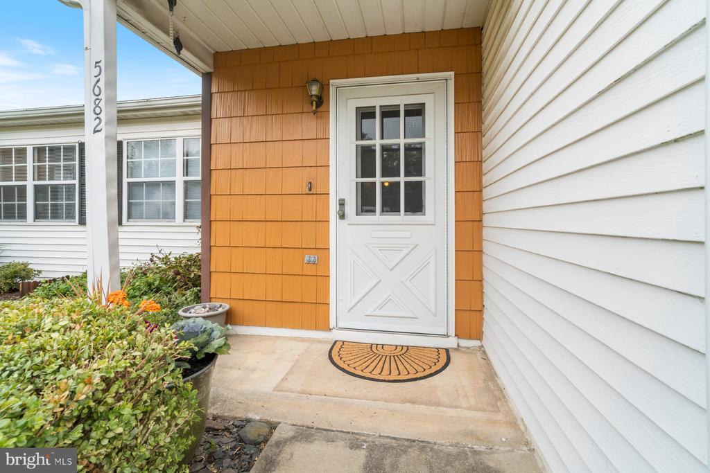 5682 BARBERRY COURT