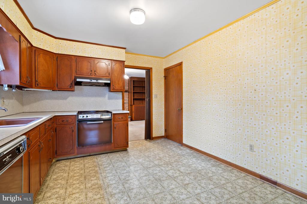 5811 MEADOW DRIVE
